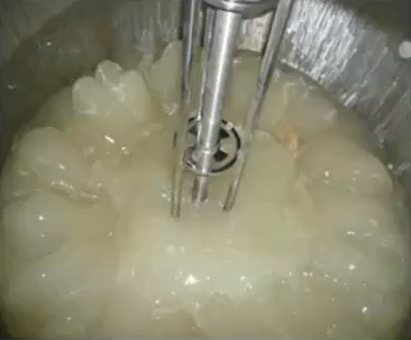 传统草莓视频色视频往往需要高剪切草莓视频色视频机辅助混合